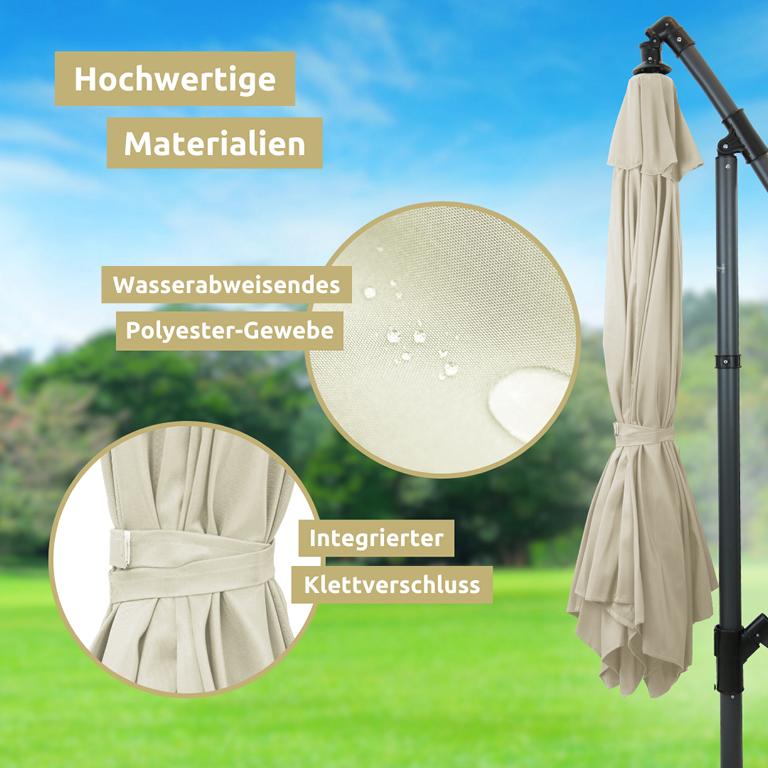 Zusammengeklappter Ampelschirm cremefarbig